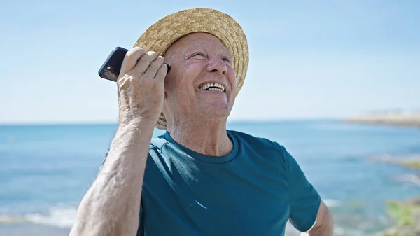 Senior Γκριζομάλλης Τουρίστας Φορώντας Καλοκαιρινό Καπέλο Ακούγοντας Φωνητικό Μήνυμα Από — Φωτογραφία Αρχείου