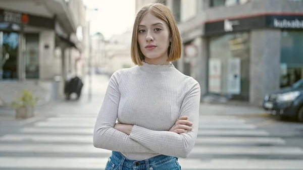 Ung Blond Kvinna Står Med Allvarliga Uttryck Och Armarna Korsade — Stockfoto
