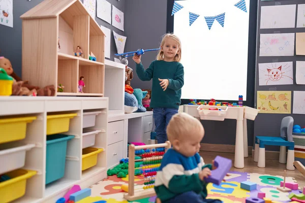 Liebenswerter Junge Und Mädchen Spielen Kindergarten Mit Bauklötzen Und Flugzeugspielzeug — Stockfoto