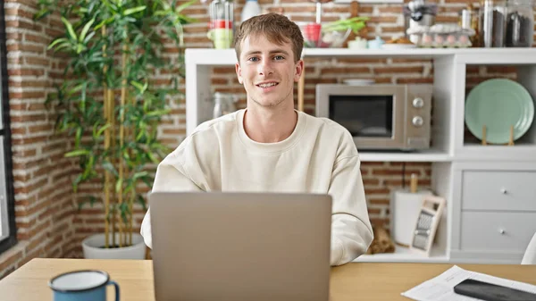Молодий Білий Чоловік Використовує Ноутбук Сидячи Столі Їдальні — стокове фото