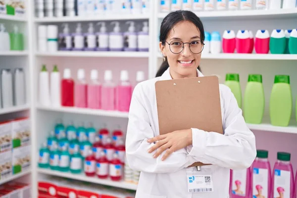 Young Beautiful Hispanic Woman Pharmacist Smiling Confident Holding Clipboard Pharmacy — 图库照片