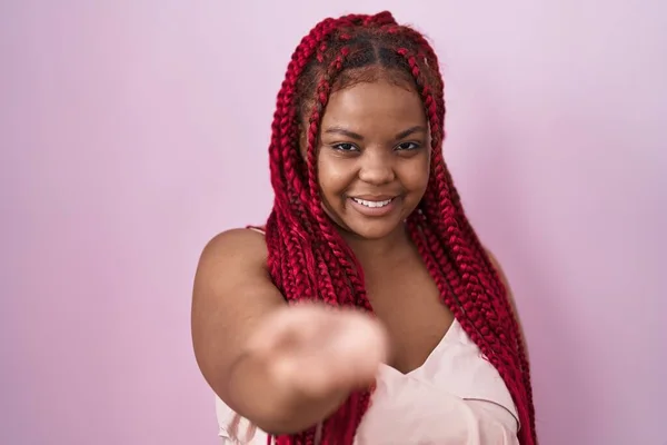 Afroamerikanerin Mit Geflochtenem Haar Vor Rosa Hintergrund Lächelnd Fröhlich Bietend — Stockfoto