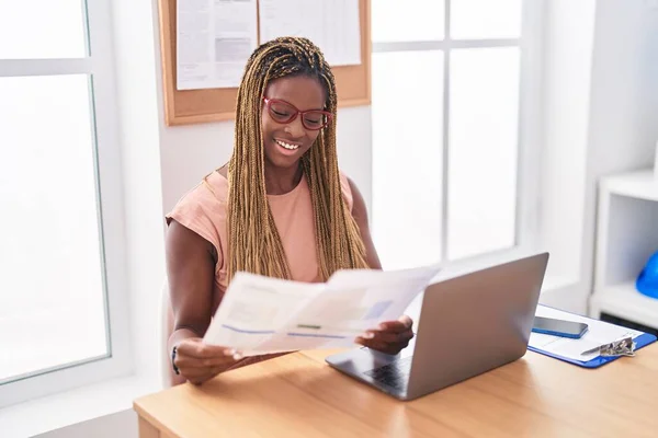 Африканская Американка Бизнес Работница Использует Документ Чтения Ноутбуков Офисе — стоковое фото