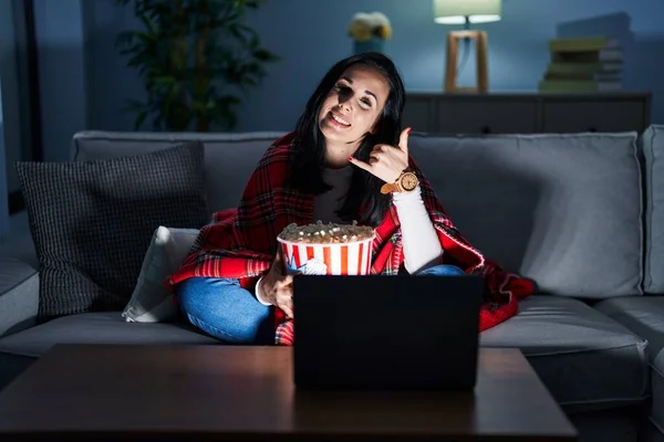Donna Ispanica Che Mangia Popcorn Guardando Film Sul Divano Sorridendo — Foto Stock