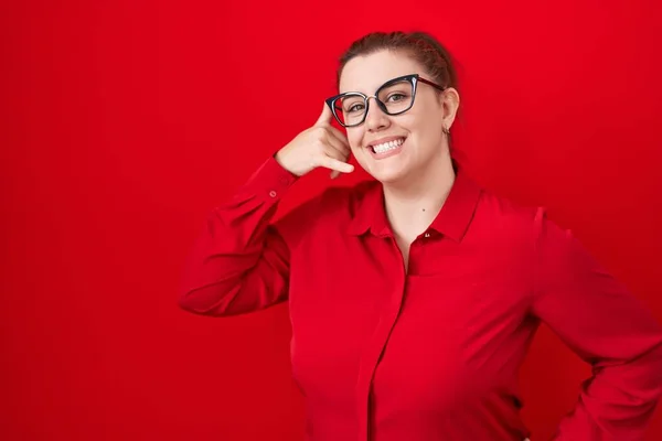 Junge Hispanische Frau Mit Roten Haaren Die Vor Rotem Hintergrund — Stockfoto