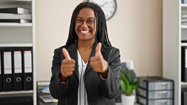 Afroamerykanka Kobieta Biznes Pracownik Uśmiechnięty Pewny Siebie Robi Kciuki Górę — Zdjęcie stockowe