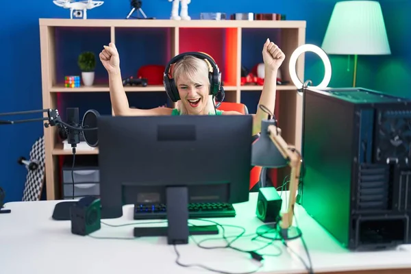 Young Blonde Woman Streamer Playing Video Game Winner Expression Gaming — Stock Photo, Image
