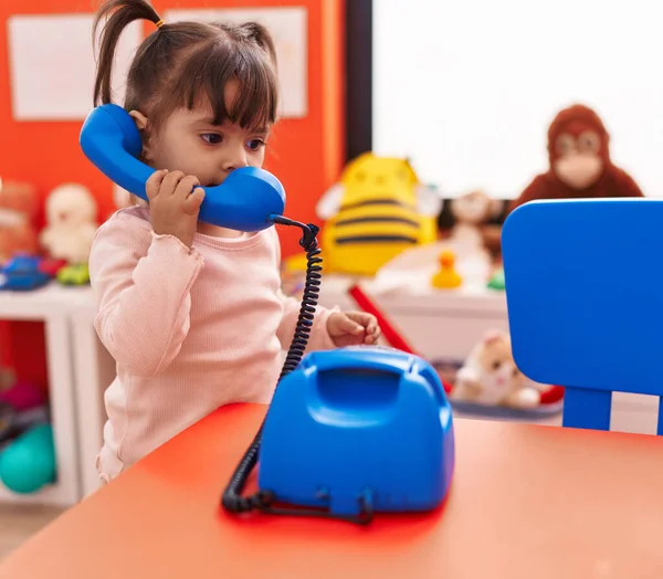 Очаровательная Латиноамериканка Играющая Телефонную Игрушку Сидящую Столе Детском Саду — стоковое фото