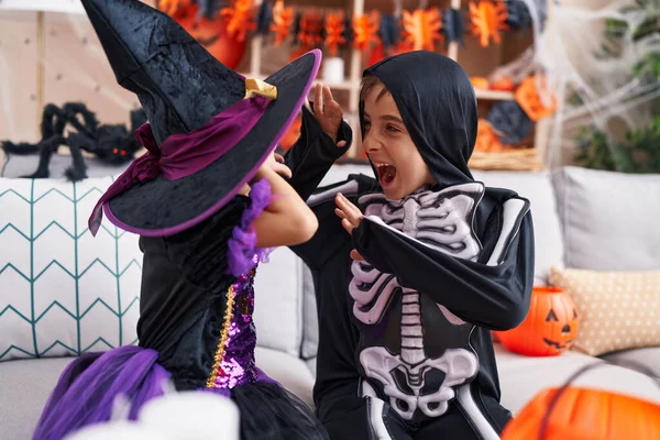 Sevimli Erkek Kız Cadılar Bayramı Partisinde Evde Korku Jestleri Yapıyorlar — Stok fotoğraf