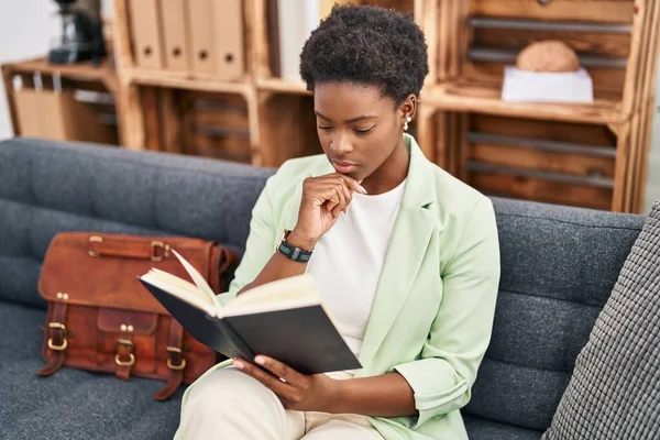 Mujer Afroamericana Psicóloga Leyendo Libro Sentado Sofá Centro Psicología —  Fotos de Stock