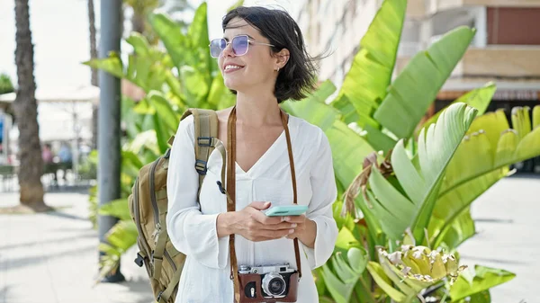 Ung Vacker Latinamerikansk Kvinna Turist Ler Säker Med Hjälp Smartphone — Stockfoto