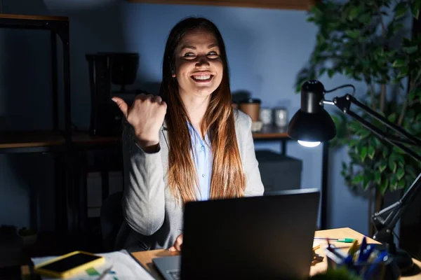 Joven Morena Trabajando Oficina Por Noche Sonriendo Con Cara Feliz —  Fotos de Stock