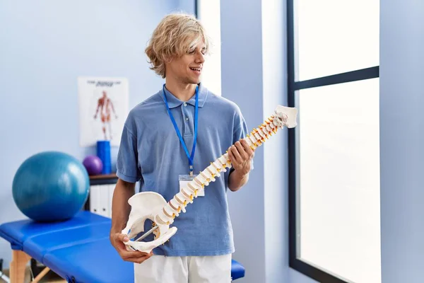 Genç Sarışın Erkek Pisiyoterapist Rehabilitasyon Kliniğinde Kendine Güvenen Anatomik Bir — Stok fotoğraf