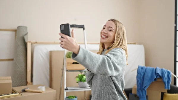 Ung Blond Kvinna Gör Selfie Med Smartphone Står Nytt Hem — Stockfoto
