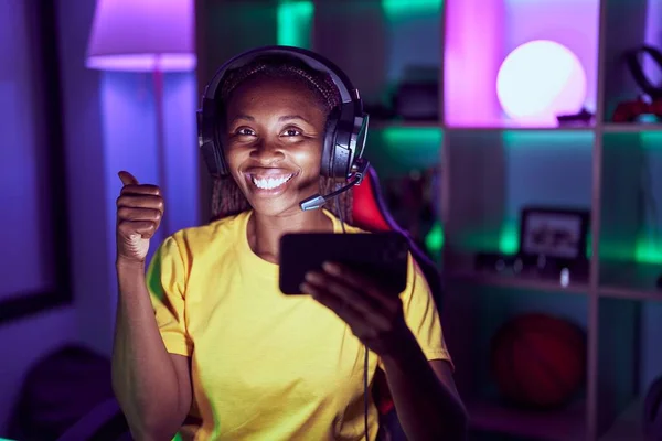 Donna Afroamericana Che Gioca Videogiochi Con Smartphone Sorridendo Felice Positivo — Foto Stock