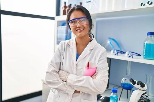 Genç Çinli Kadın Bilim Adamı Üniforması Giyiyor Laboratuvarda Kollarını Kavuşturup — Stok fotoğraf