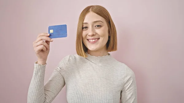 Junge Blonde Frau Lächelt Selbstbewusst Und Hält Kreditkarte Über Isoliertem — Stockfoto