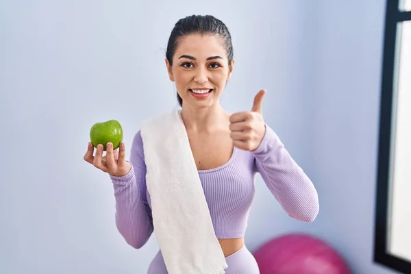 Jonge Vrouw Draagt Sportkleding Handdoek Eten Groene Appel Glimlachen Gelukkig — Stockfoto
