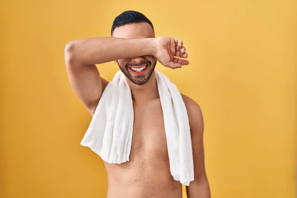 Mladý Hispánec Stojící Bez Košile Ručníkem Vesele Usmívajícím Hraje Kouká — Stock fotografie