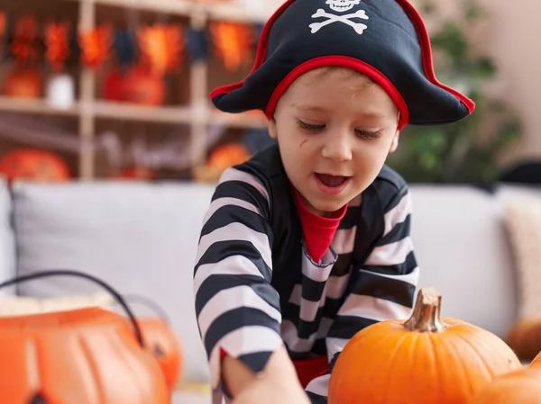 Rozkošný Kavkazský Chlapec Pirátském Kostýmu Halloween Party Doma — Stock fotografie