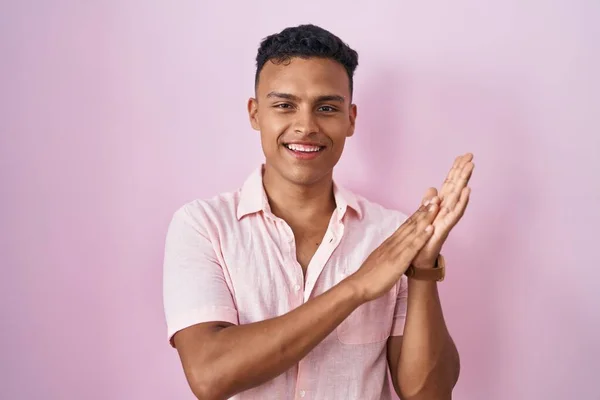 Jeune Homme Hispanique Debout Sur Fond Rose Applaudissant Applaudissant Heureux — Photo