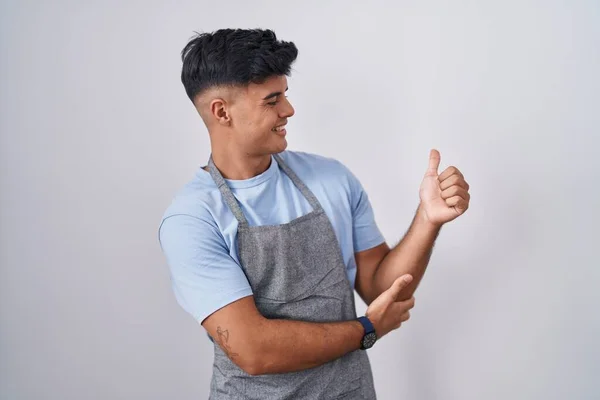 Hispanic Ung Man Bär Förkläde Över Vit Bakgrund Ser Stolt — Stockfoto