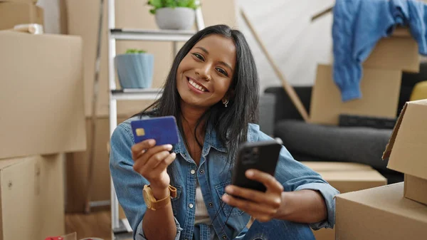在新家购买智能手机和信用卡的非洲裔美国妇女 — 图库照片