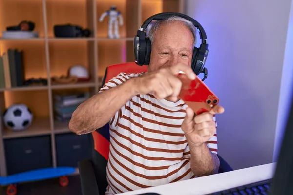Grauhaariger Mann Mittleren Alters Spielt Videospiel Mit Smartphone Spielothek — Stockfoto