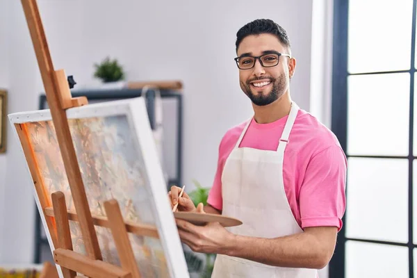 Jovem Artista Árabe Homem Sorrindo Desenho Confiante Estúdio Arte — Fotografia de Stock