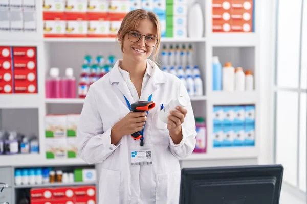 Young Blonde Girl Pharmacist Scanning Pills Bottle Pharmacy — Foto Stock