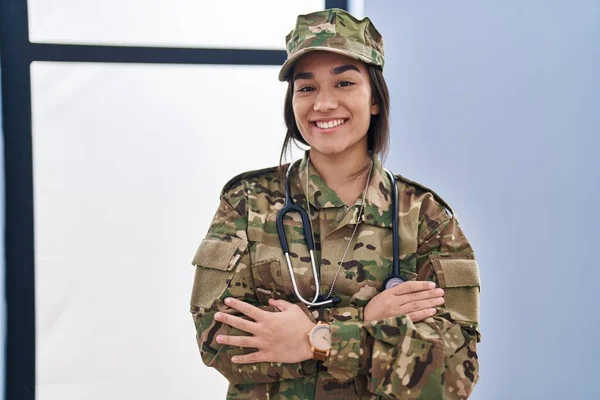 Νεαρή Νοτιοασιάτισσα Που Φοράει Στρατιωτική Στολή Καμουφλάζ Και Στηθοσκόπιο Χαρούμενο — Φωτογραφία Αρχείου