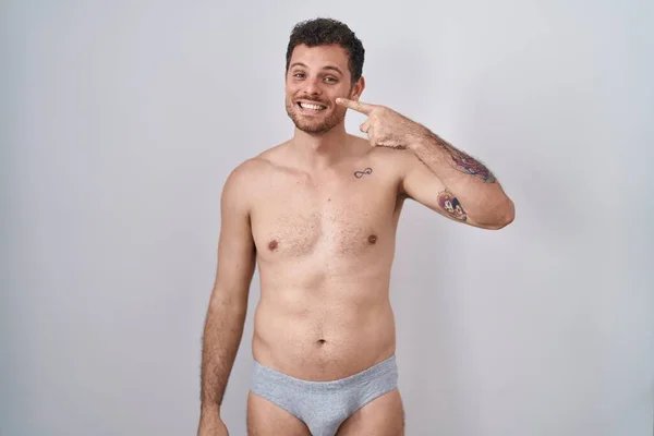 Junger Hispanischer Mann Ohne Hemd Unterwäsche Der Mit Dem Finger — Stockfoto