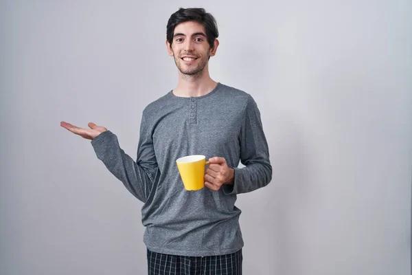Junger Hispanischer Mann Pyjama Trinkt Eine Tasse Kaffee Und Zeigt — Stockfoto