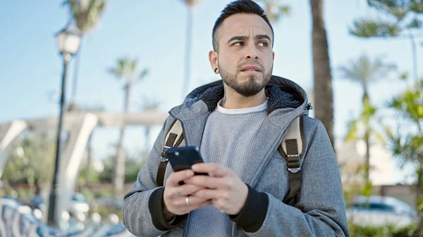 Hombre Hispano Usando Smartphone Parque — Foto de Stock