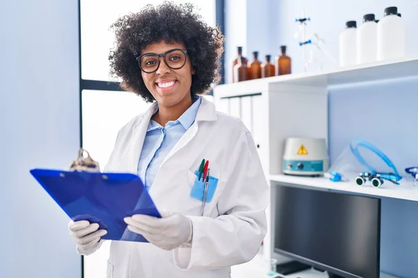 アフリカ系アメリカ人女性科学者が自信を持って読む文書を笑顔で — ストック写真