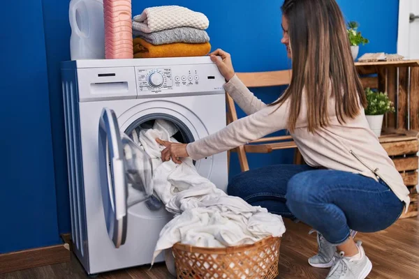 Junge Schöne Hispanische Frau Lächelt Zuversichtlich Wäsche Waschen Der Waschküche — Stockfoto