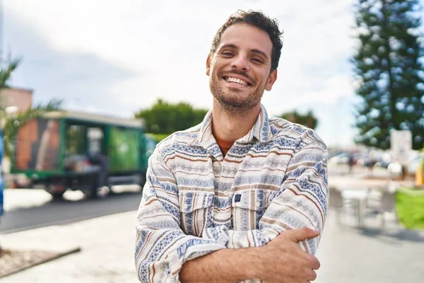 Молодий Іспаномовний Чоловік Посміхається Впевнено Стоячи Обіймами Перетнув Жест Парку — стокове фото
