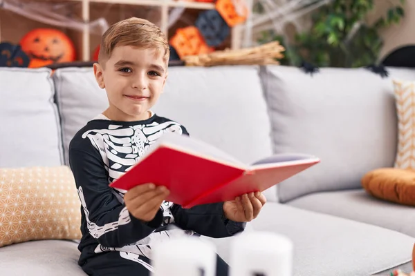 Чарівний Іспаномовний Хлопчик Костюмі Скелета Читає Книгу Вдома — стокове фото