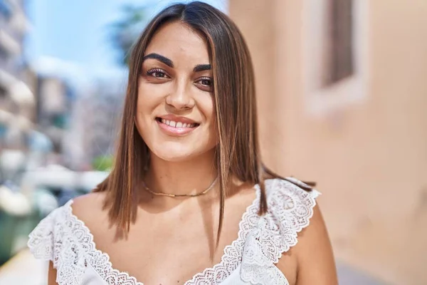 Mladý Krásný Hispánec Žena Usměvavý Jistý Stojící Ulici — Stock fotografie