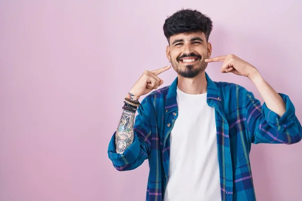 Homem Hispânico Jovem Com Barba Sobre Fundo Rosa Sorrindo Alegre — Fotografia de Stock