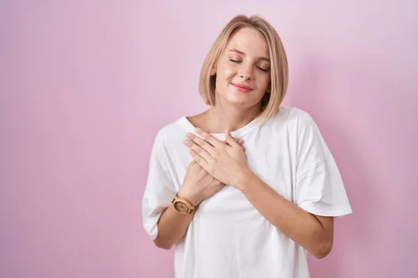 Mulher Branca Jovem Sobre Fundo Rosa Sorrindo Com Mãos Peito — Fotografia de Stock
