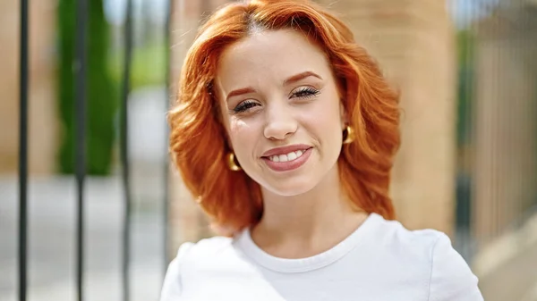 Caddede Kendine Güvenen Genç Kızıl Saçlı Kadın Gülümsüyor — Stok fotoğraf