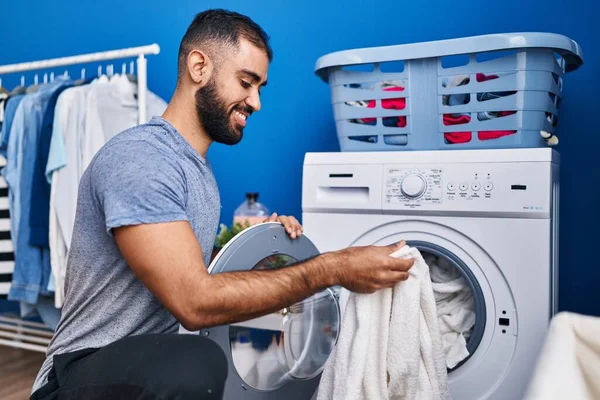 Νεαρός Ισπανός Άντρας Χαμογελάει Αυτοπεποίθηση Πλένει Ρούχα Στο Πλυσταριό — Φωτογραφία Αρχείου