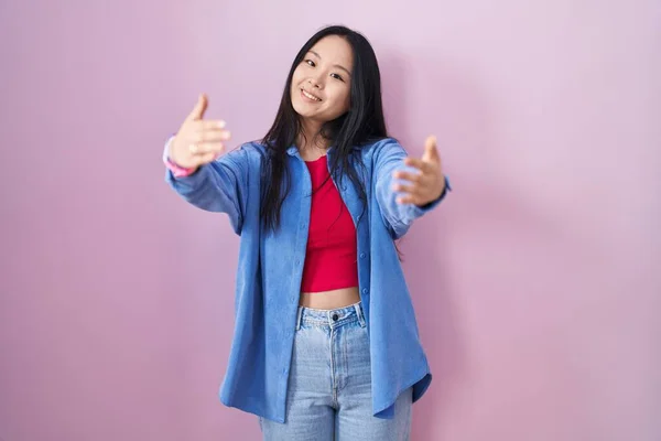 Young Asian Woman Standing Pink Background Looking Camera Smiling Open — Zdjęcie stockowe