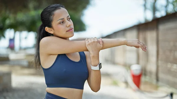 Ung Vacker Latinamerikansk Kvinna Bär Sportkläder Stretching Armar Parken — Stockfoto