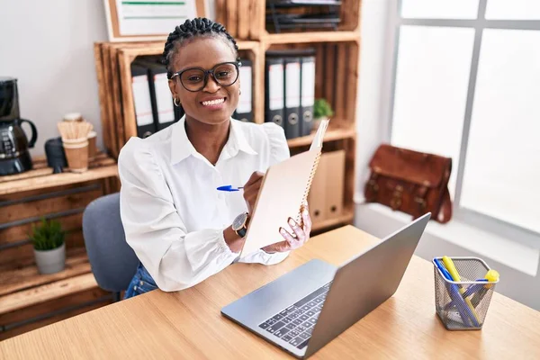 Африканська Жінка Бізнесмен Яка Працює Ноутбуком Офісі — стокове фото