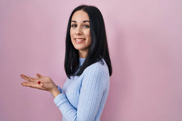Hispanic Woman Standing Pink Background Pointing Aside Hands Open Palms — Stockfoto