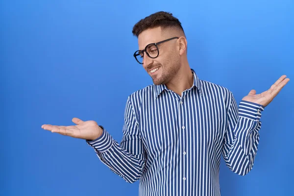 Homem Hispânico Com Barba Vestindo Óculos Sorrindo Mostrando Ambas Mãos — Fotografia de Stock