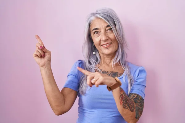 Donna Mezza Età Con Tatuaggi Piedi Sfondo Rosa Sorridente Guardando — Foto Stock