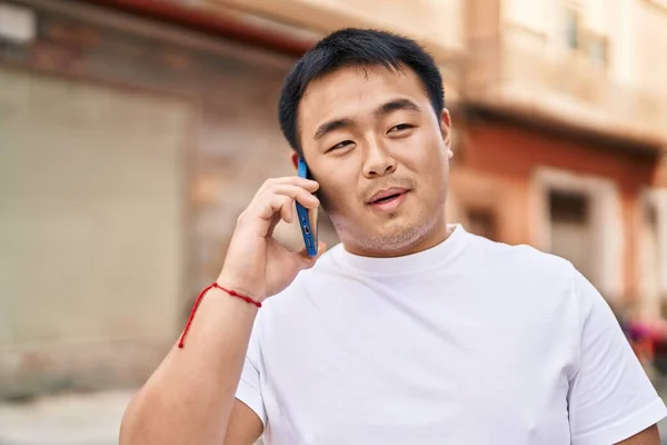 Young Chinese Man Smiling Confident Talking Smartphone Street — Stockfoto